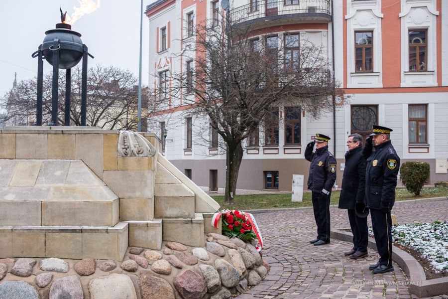 Prezydent Tarnowa i przedstawiciele Straży Miejskiej, w 40. rocznicę wprowadzenia stanu wojennego złożyli kwiaty przed grobem Nieznanego Żołnierza